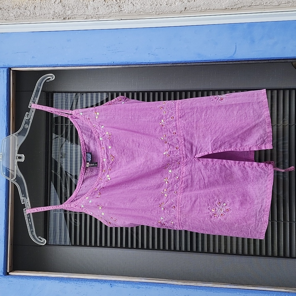 Sleeveless lightweight top with sequins